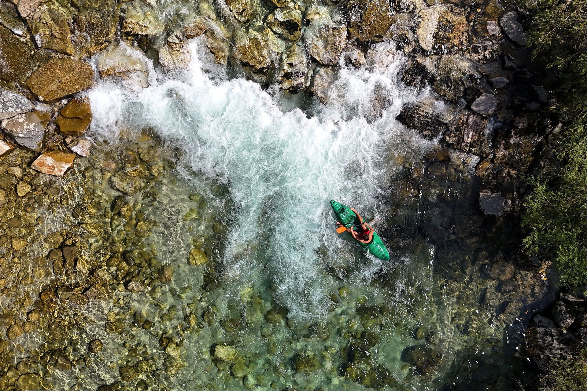 Mann sitzt in einem Kajak im Naturpark NÖ Eisenwurzen. 