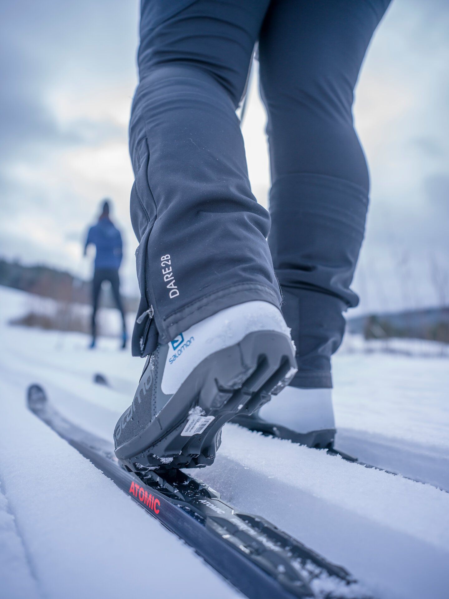 Die sanften Hügel des Winters laden zu einer erfrischenden Langlauftour ein. Die schneebedeckten Landschaften und die klare, kalte Luft schaffen eine perfekte Kulisse für sportliche Abenteuer in der Natur. Genießen Sie die Ruhe und die Schönheit der winterlichen Umgebung.