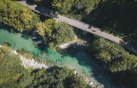 Two cyclists on the Ybbstal cycle path next to the river