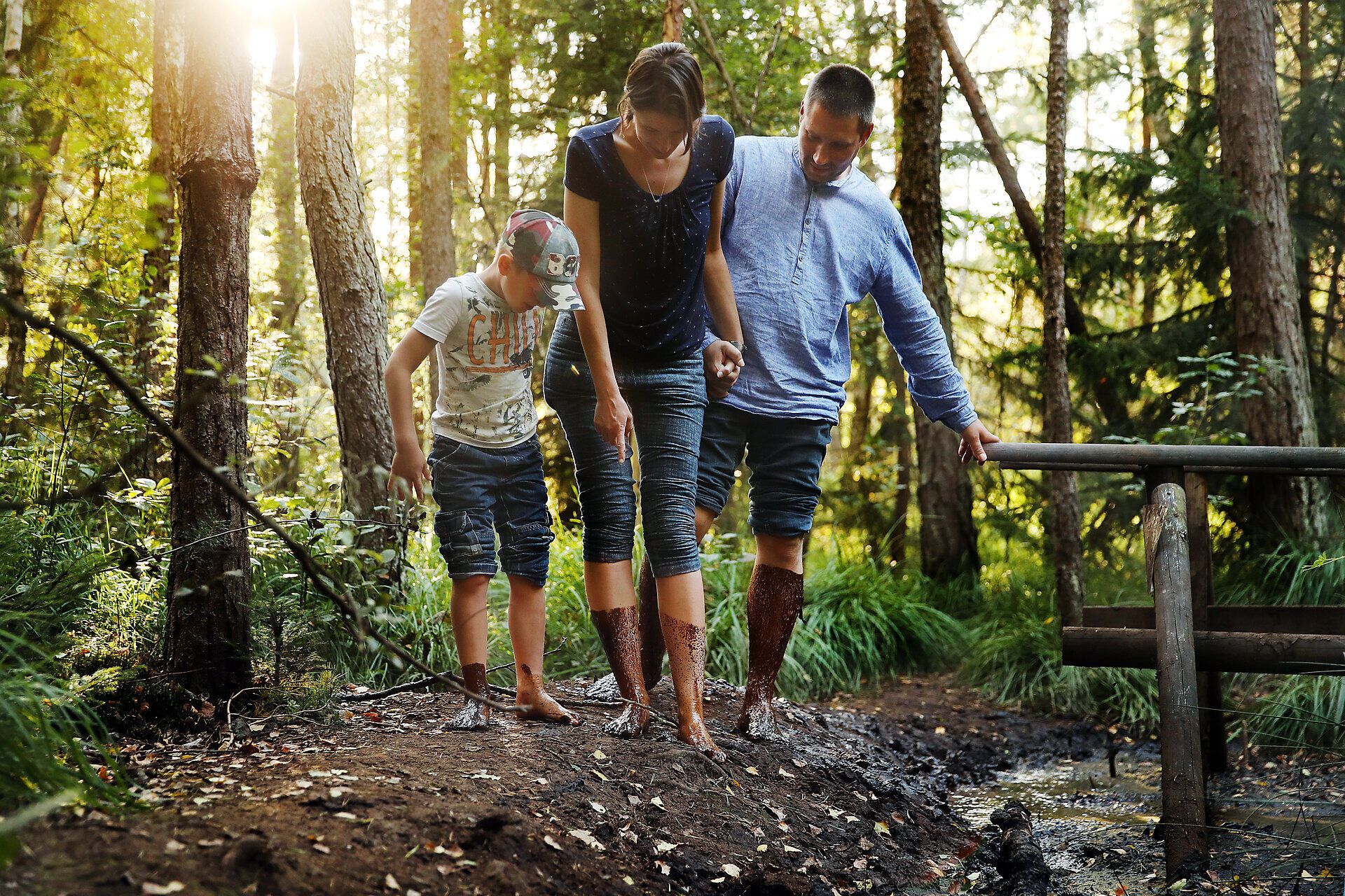 Eine Familie nach einem Moorbad im Naturpark Hochmoor Schrems.