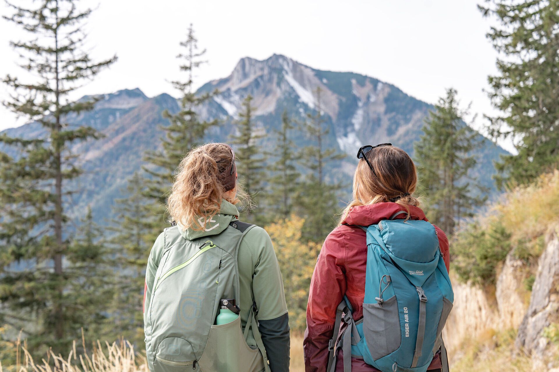 Zwei Wanderer stehen bewundernd vor der majestätischen Kulisse der Ybbstaler Alpen. Umgeben von buntem Herbstlaub und der frischen Bergluft, genießen sie die Ruhe und die atemberaubenden Ausblicke, die diese Region zu bieten hat.