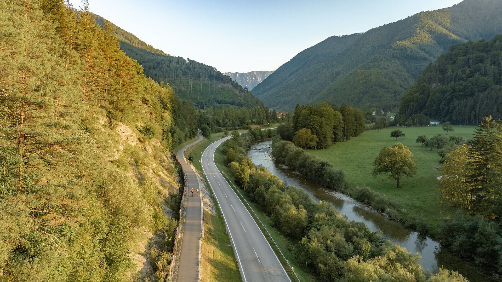 Die sanften Hügel der Ybbstaler Alpen laden zu unvergesslichen Radtouren ein. Umgeben von üppigem Grün und glitzernden Gewässern, erleben Radfahrer hier die perfekte Harmonie zwischen Natur und Abenteuer. Ein Ort, der die Seele berührt und zum Verweilen einlädt.