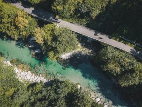 Two cyclists on the Ybbstal cycle path next to the river