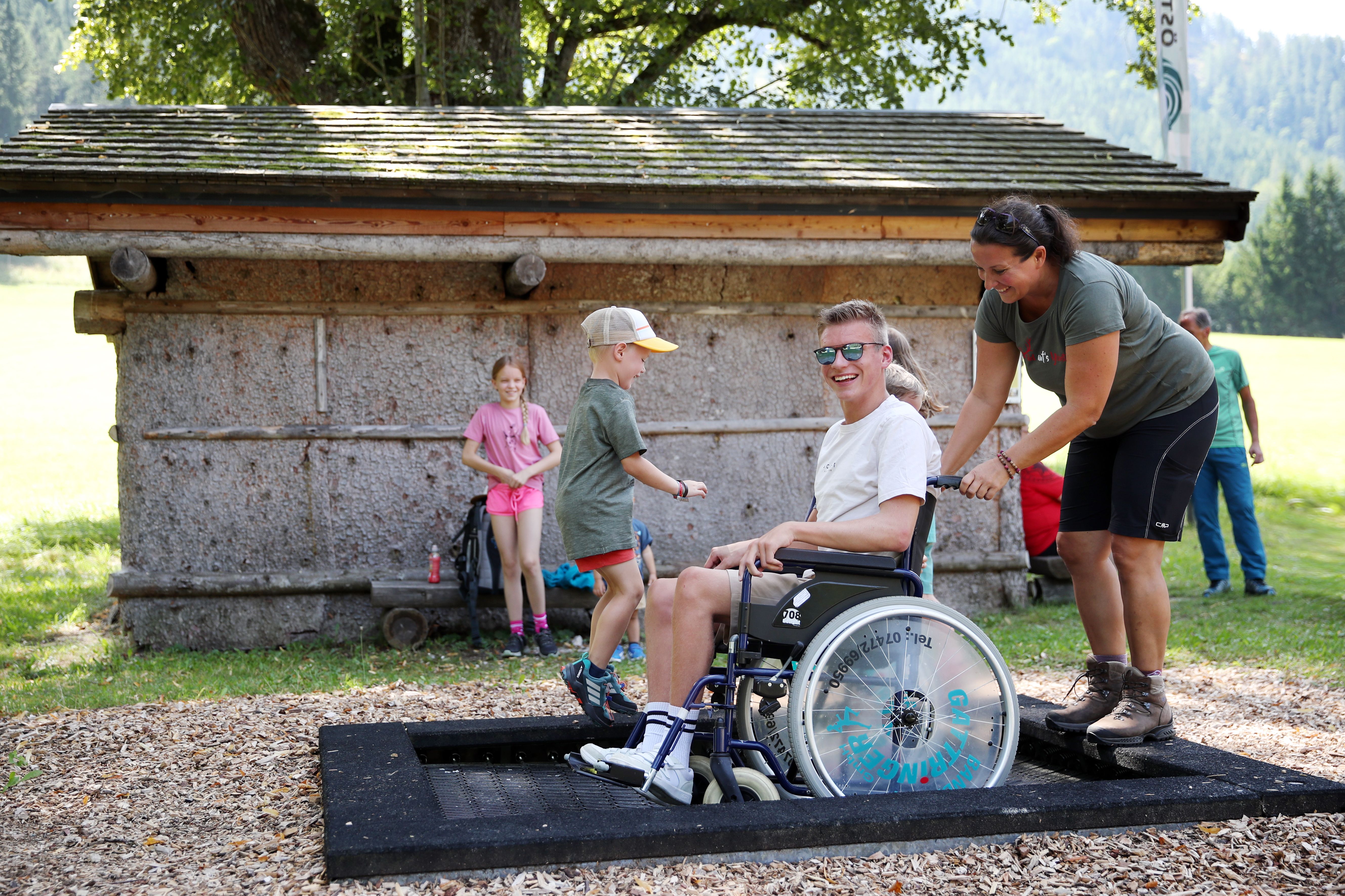 Jugendlicher im Rollstuhl auf Bodentrampolin