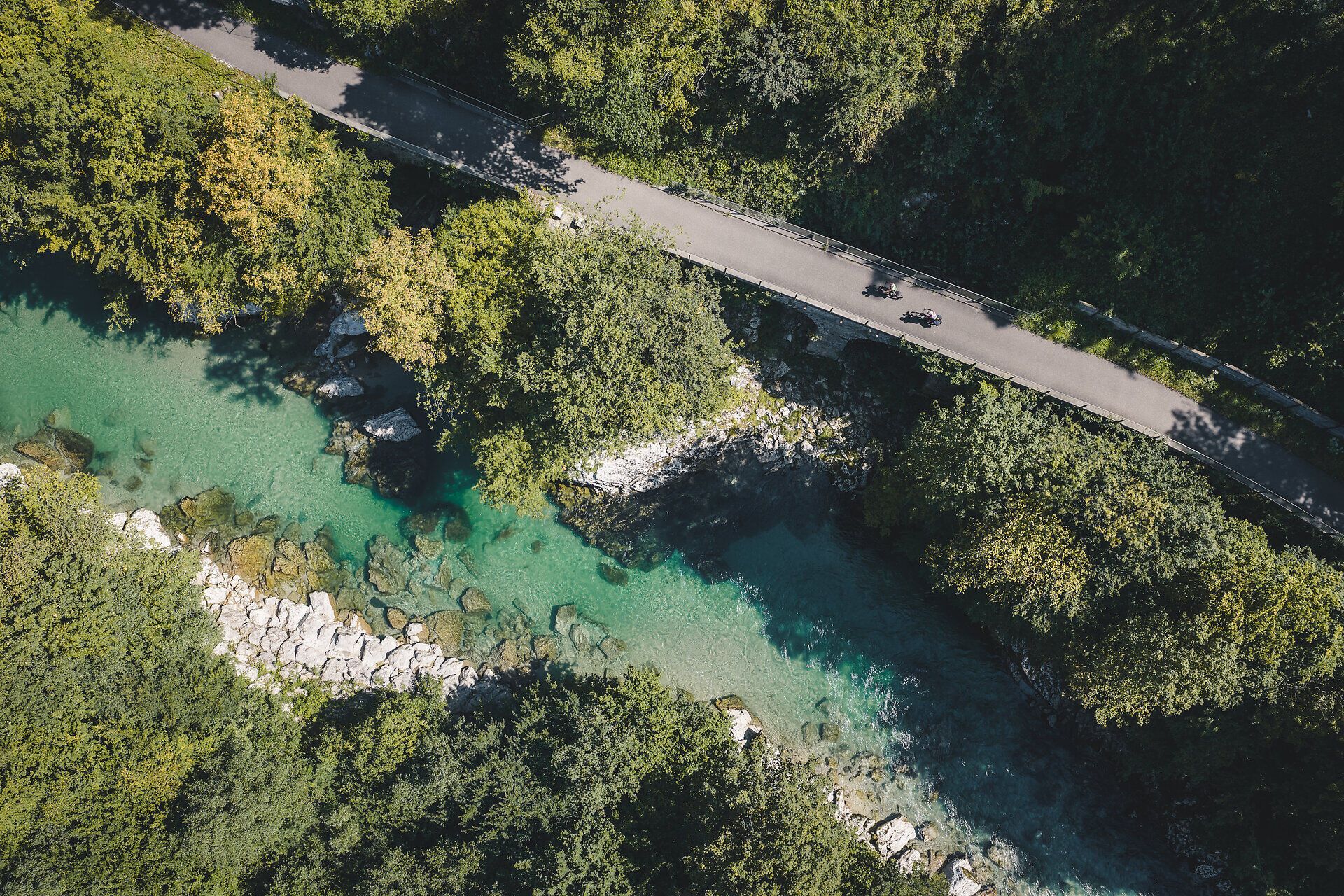 Two cyclists on the Ybbstal cycle path next to the river