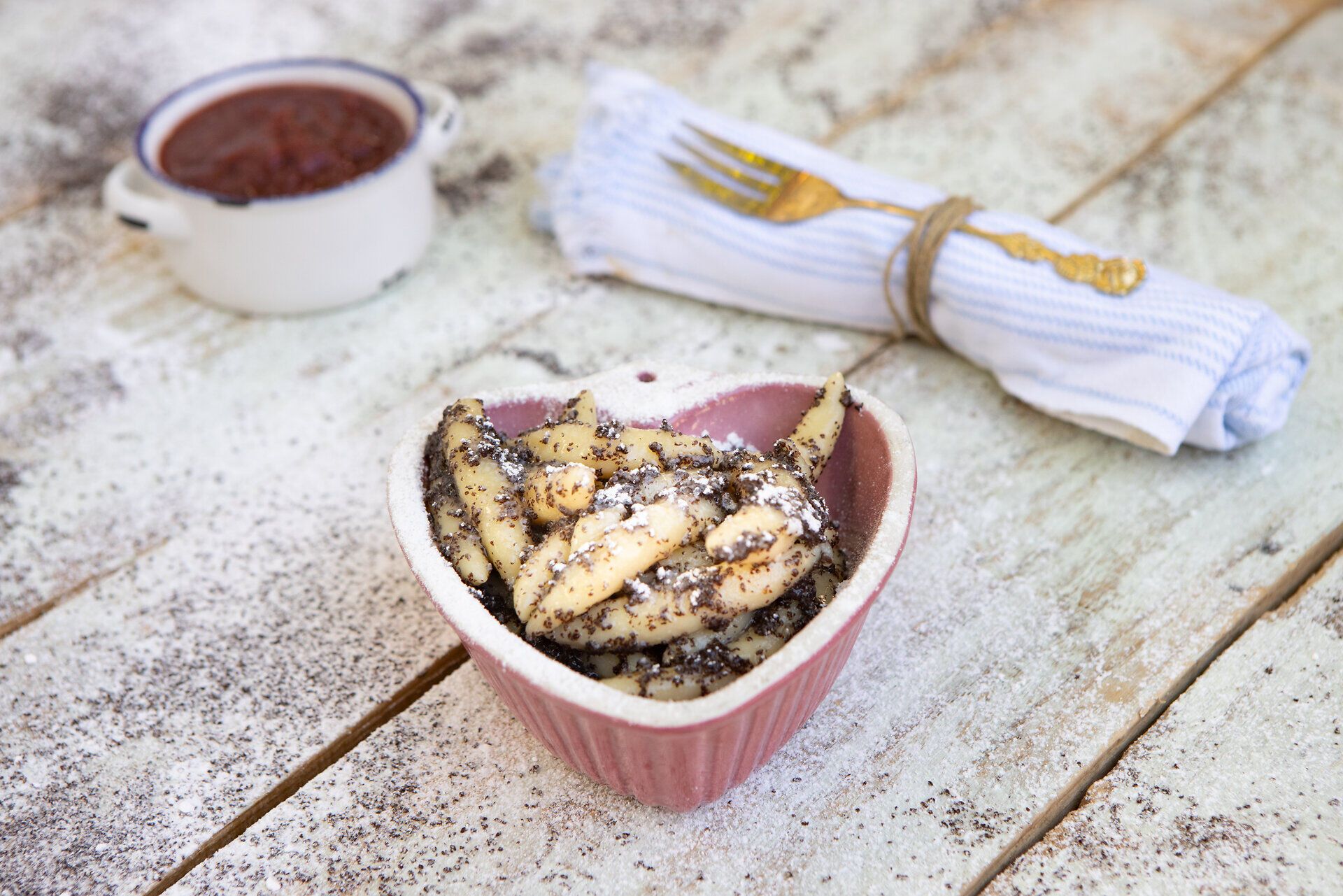 Genießen Sie die köstlichen Mohnnudeln, die in einer herzlichen Atmosphäre serviert werden. Diese traditionelle Spezialität, verfeinert mit einer Prise Puderzucker, verspricht ein unvergessliches Geschmackserlebnis. Lassen Sie sich von der kulinarischen Vielfalt des Waldviertels verzaubern.