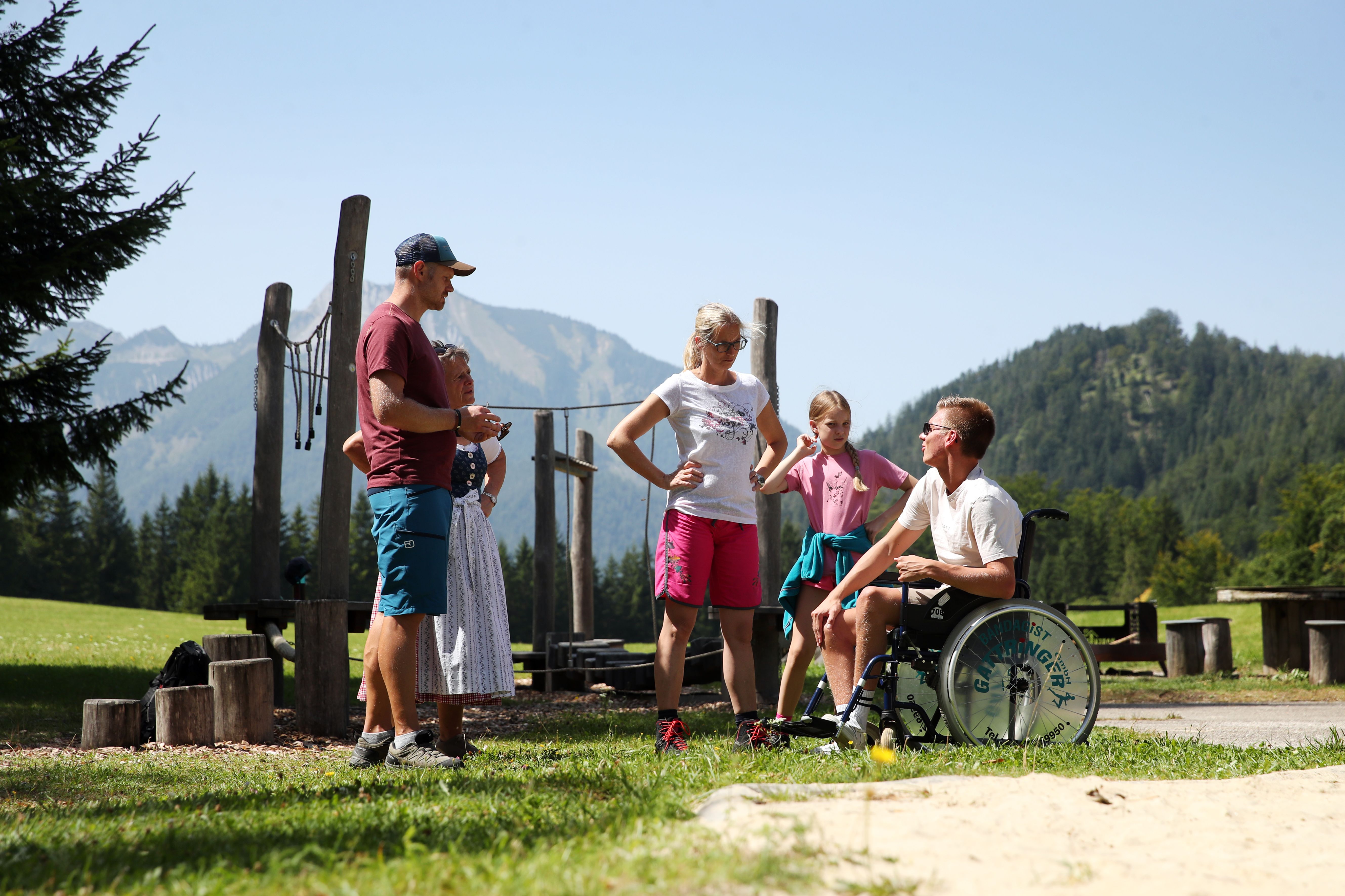 Familienausflug zum Spielplatz auf der Promau