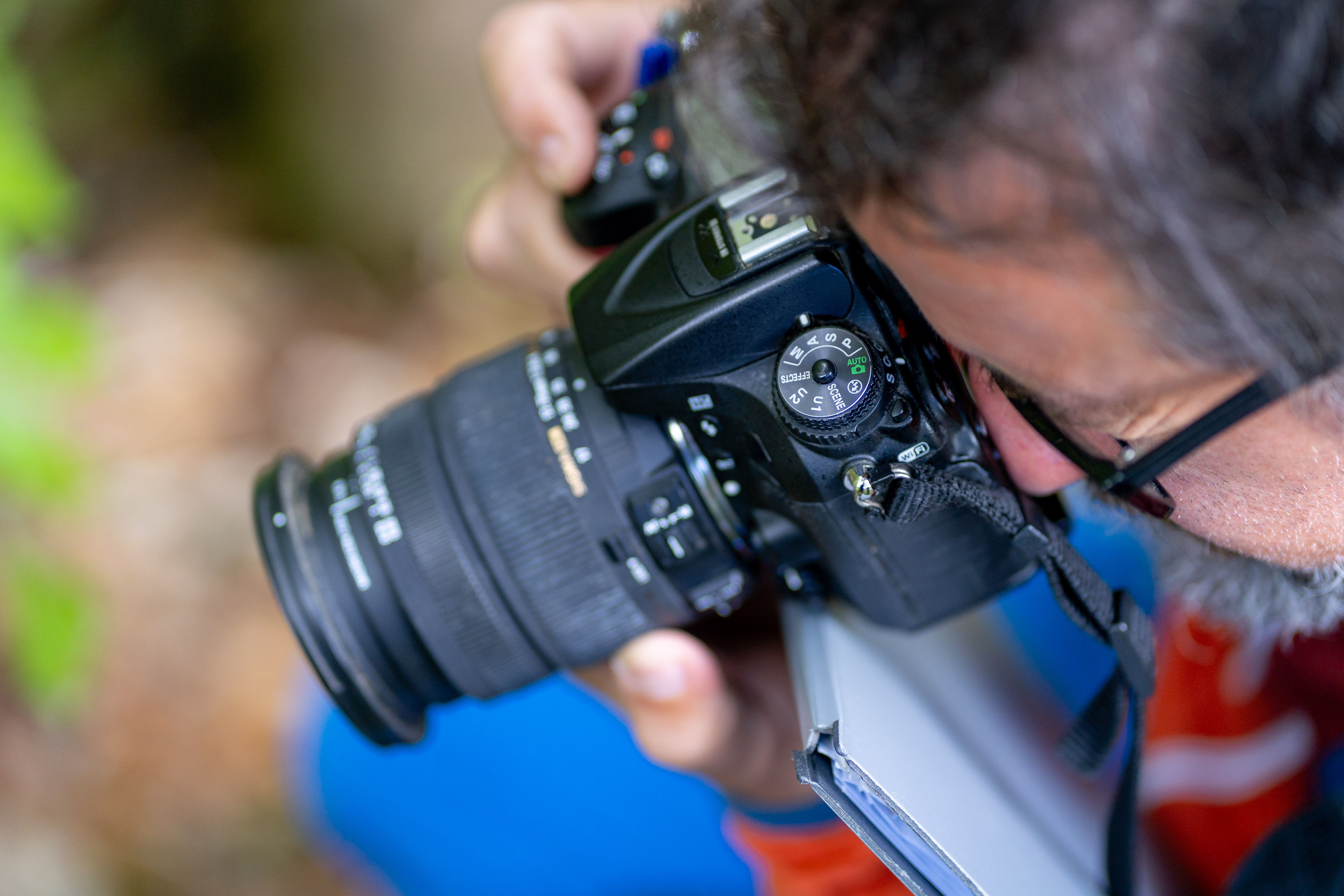 Ökologe beim Fotografieren