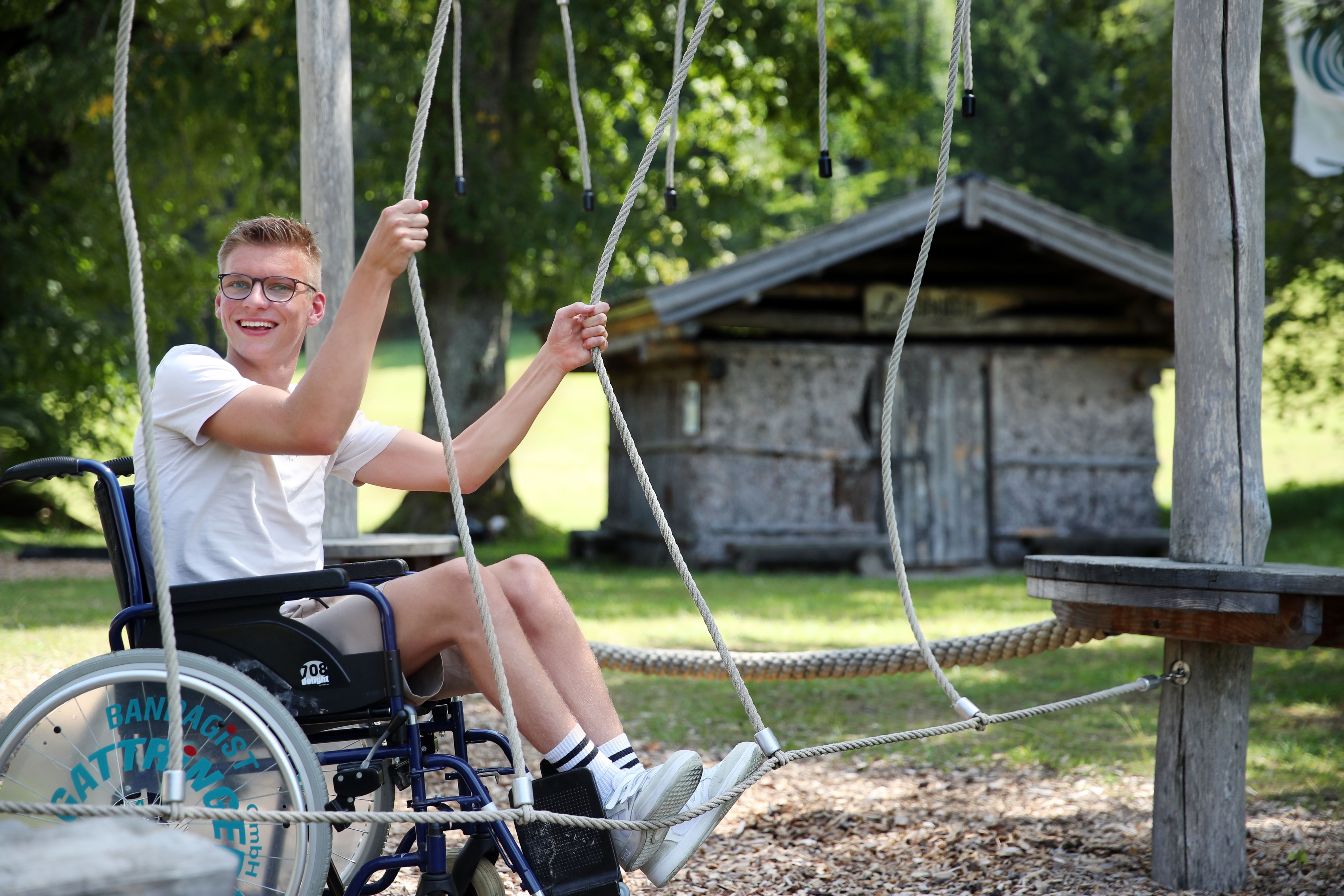 Jugendlicher im Rollstuhl auf dem Spielplatz