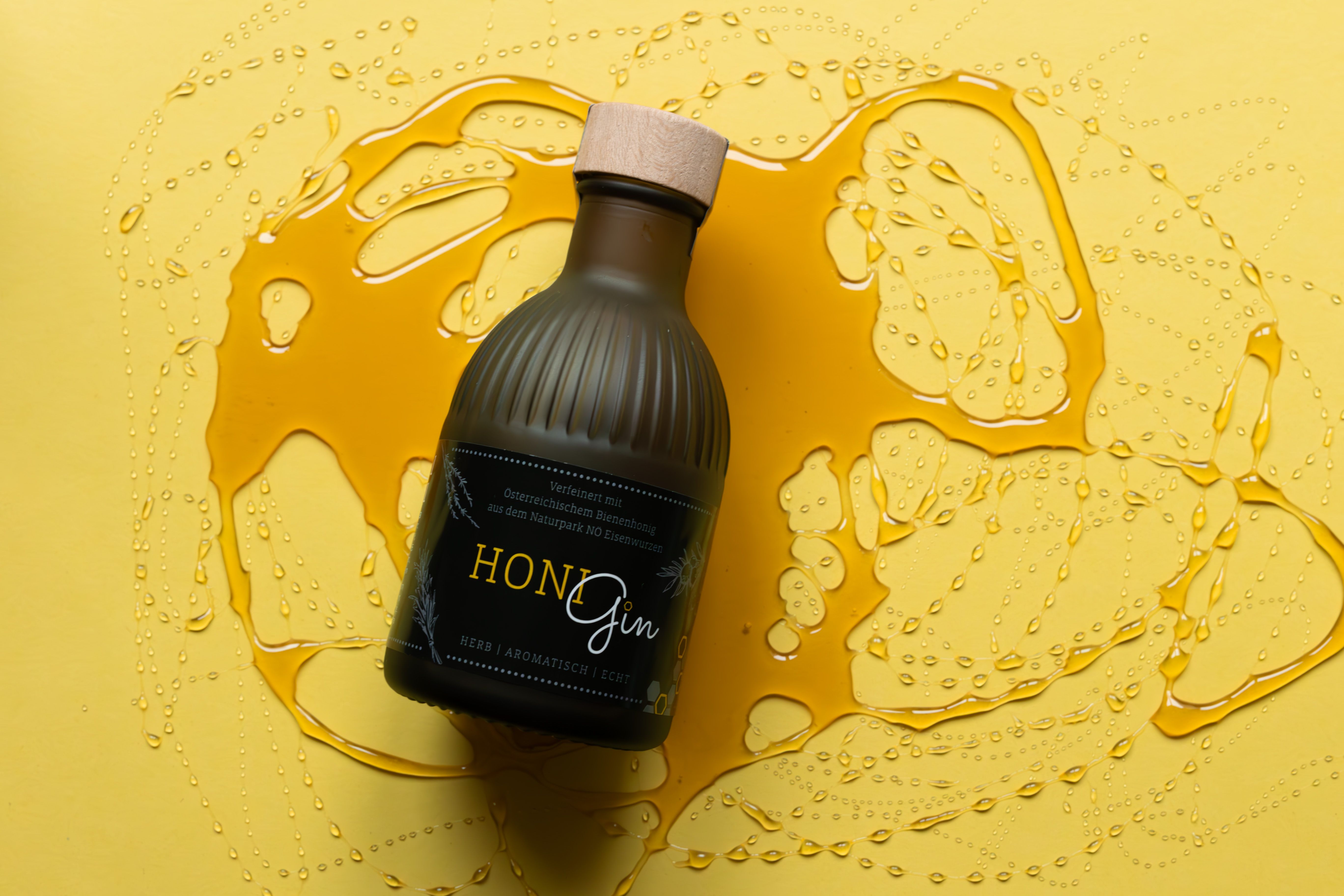 Ginflasche auf Honig