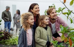 In den Kittenberger Erlebnisgärten strahlt die Freude der Familie inmitten blühender Pflanzen und lebendiger Farben. Die Kinder entdecken neugierig die Vielfalt der Natur, während die Erwachsenen die entspannte Atmosphäre genießen. Ein perfekter Ort für unvergessliche Momente im Freien.