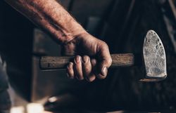 In der Schmiede am Wasser wird traditionelles Handwerk lebendig. Der Klang des Hammers auf dem Amboss erfüllt die Luft und erzählt Geschichten von Geschicklichkeit und Leidenschaft. Hier, wo die Kunst des Schmiedens auf die Schönheit der Natur trifft, spüren Besucher die Kraft des Handwerks.