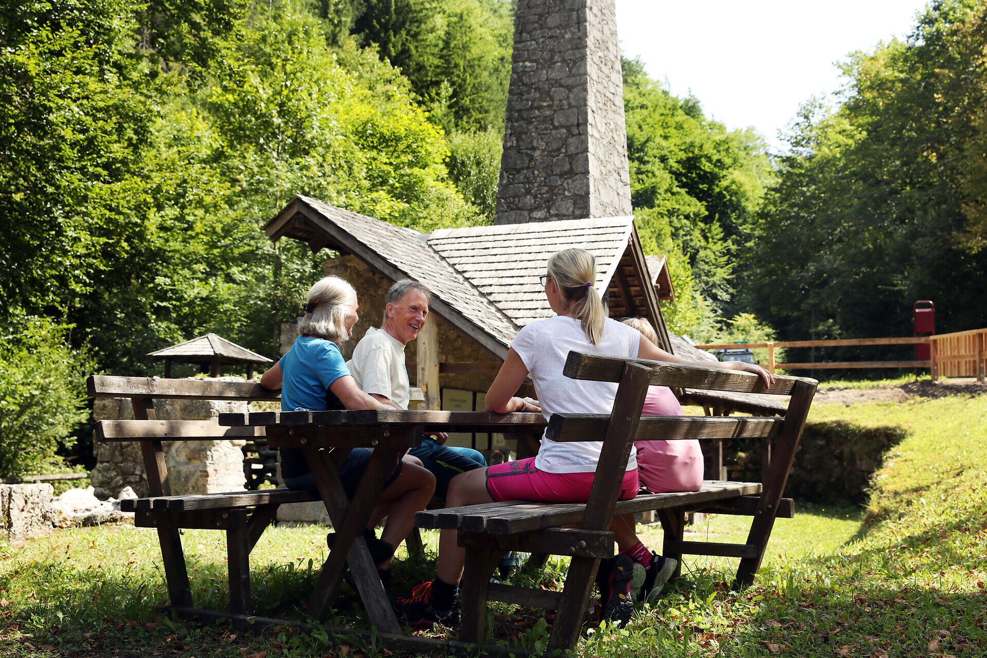 Familie sitzt auf einer Bank beim Wentsteinhammer in Hollenstein im Naturpark NÖ Eisenwurzen im Mostviertel.