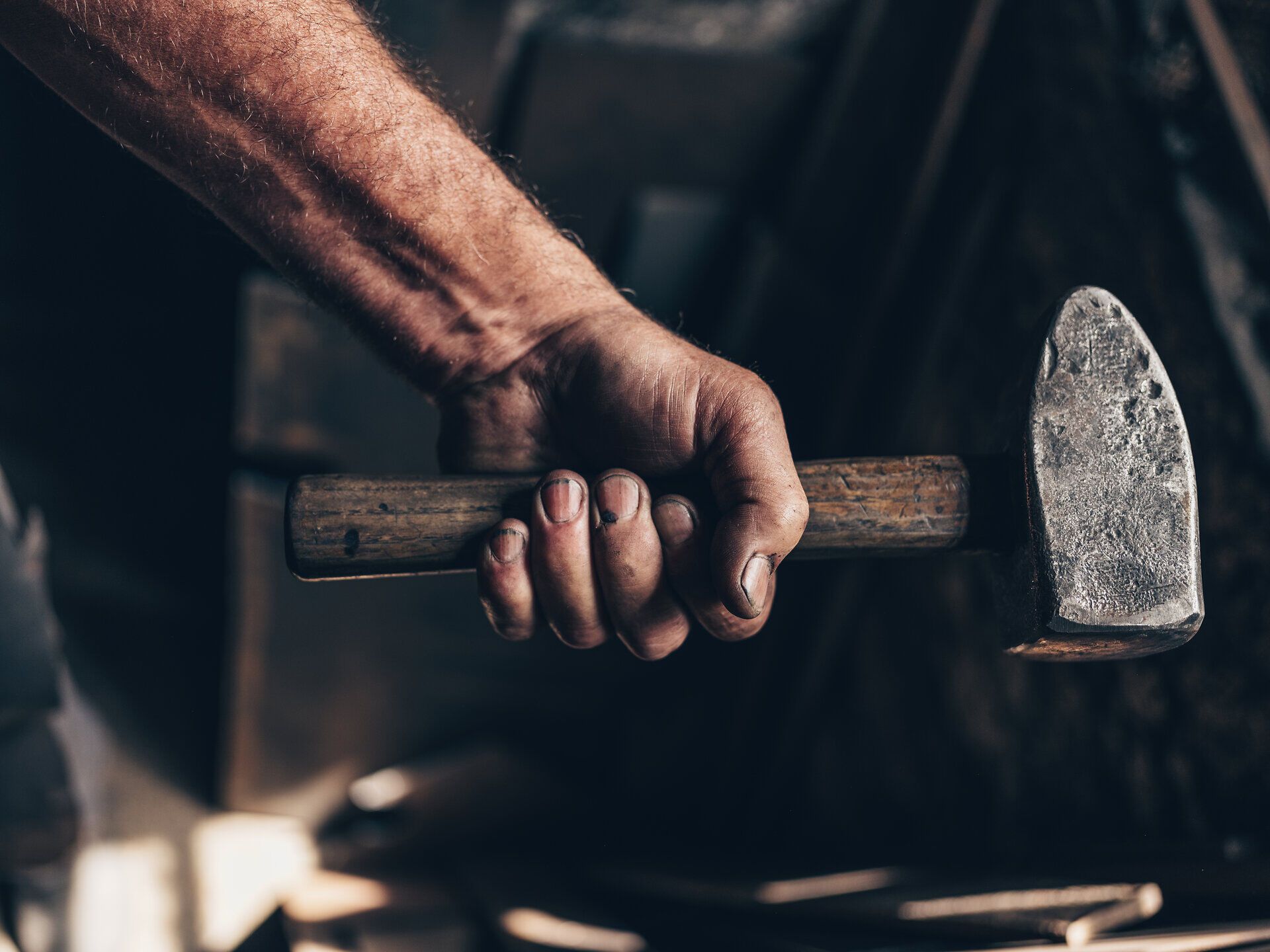 In der Schmiede am Wasser wird traditionelles Handwerk lebendig. Der Klang des Hammers auf dem Amboss erfüllt die Luft und erzählt Geschichten von Geschicklichkeit und Leidenschaft. Hier, wo die Kunst des Schmiedens auf die Schönheit der Natur trifft, spüren Besucher die Kraft des Handwerks.