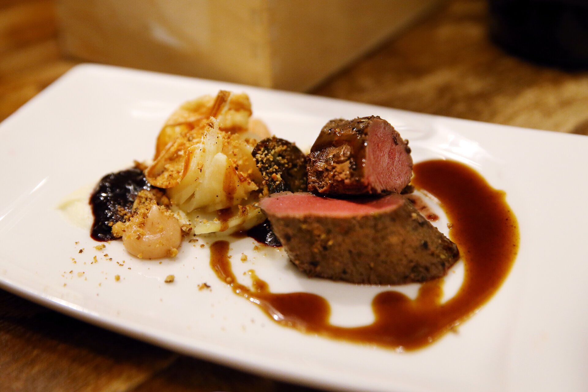 Ein kunstvoll angerichteter Teller vereint die Aromen der Region in einem harmonischen Zusammenspiel. Zartes Fleisch, begleitet von einer fruchtigen Sauce und knusprigen Beilagen, lädt dazu ein, die kulinarischen Schätze des Mostviertels zu entdecken. Diese exquisite Speise verkörpert die Leidenschaft der Köche und die Vielfalt der lokalen Zutaten.