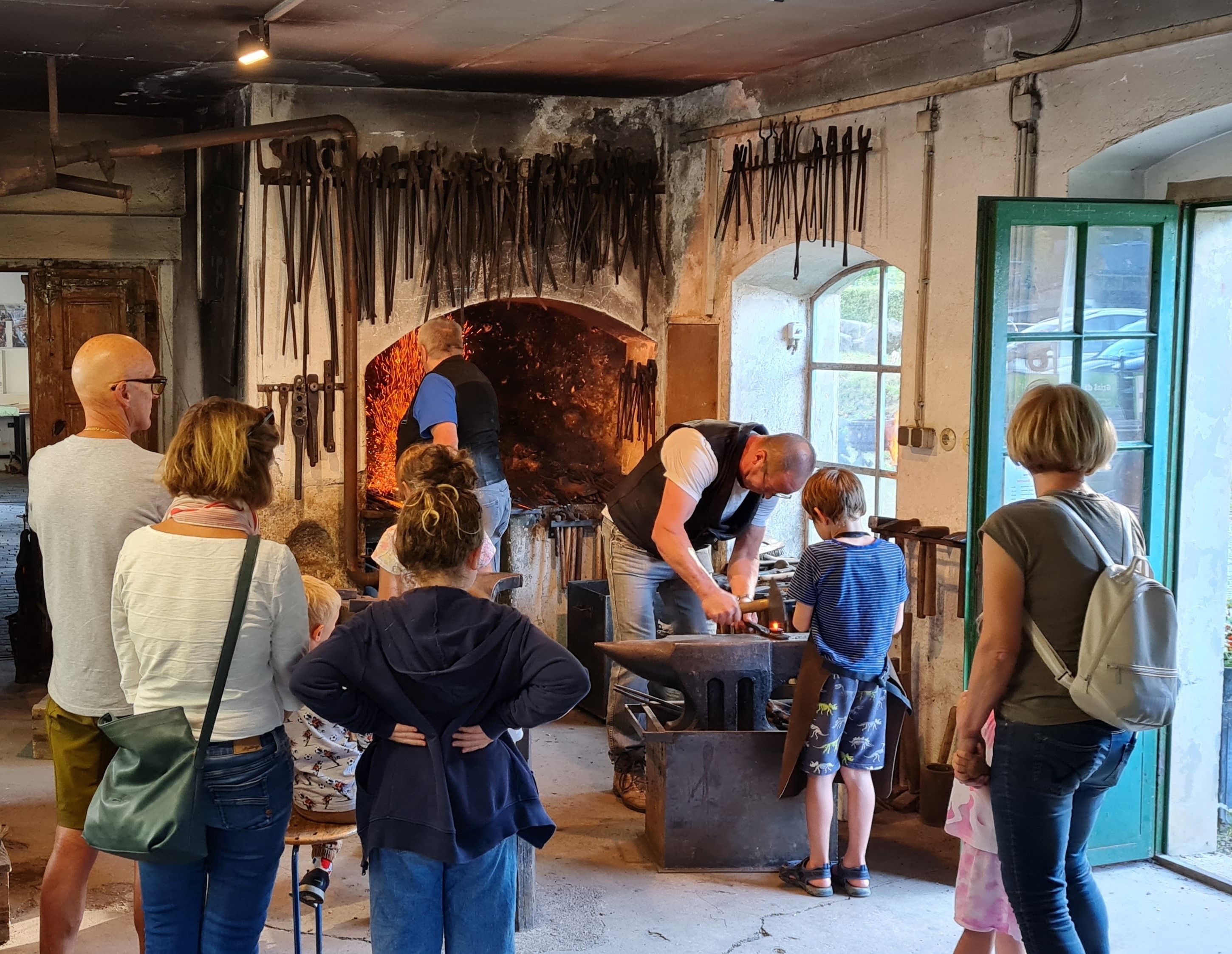 Familie beim Schmieden