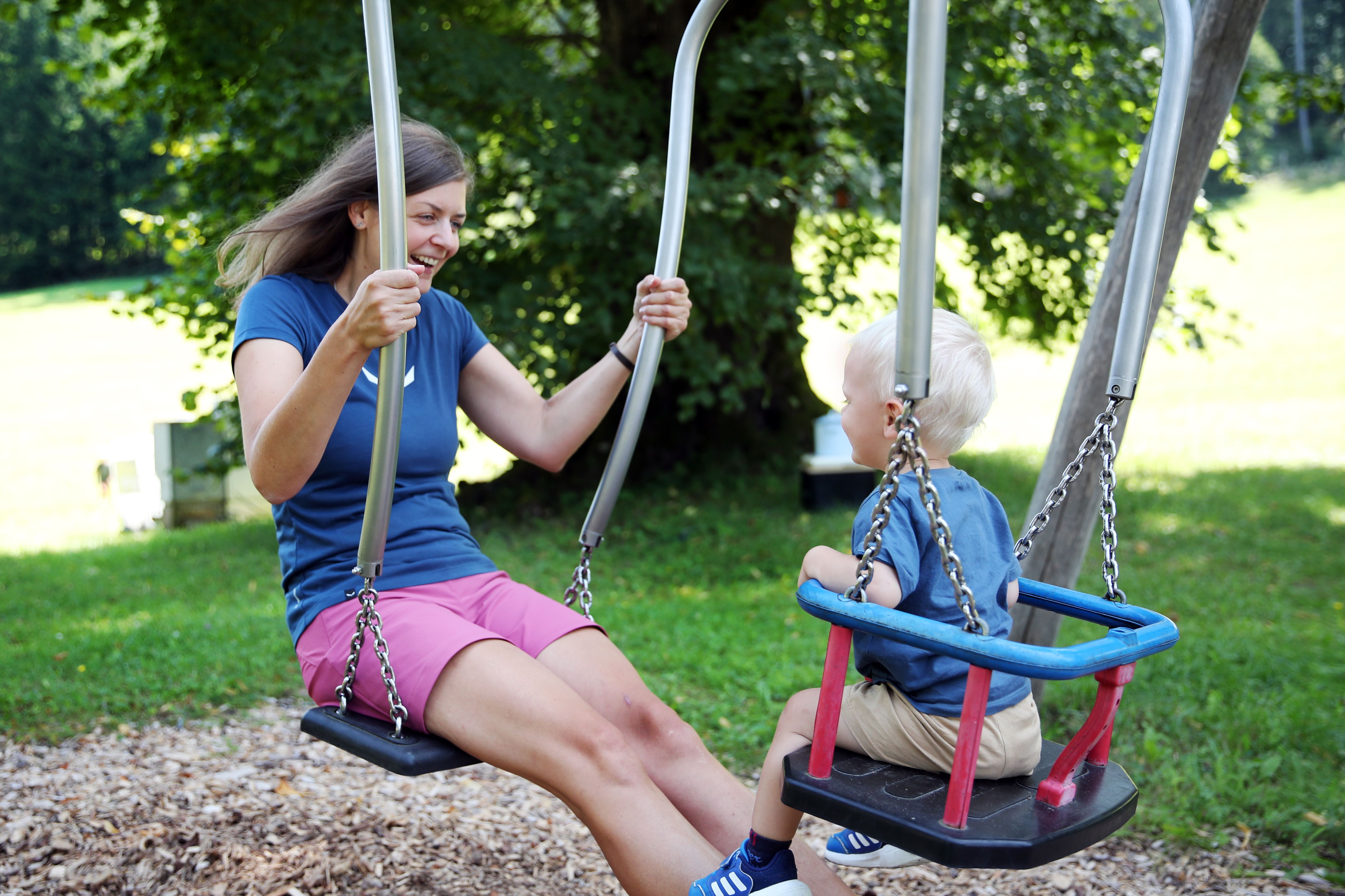 Mama mit Kind auf Schaukel in der Promau