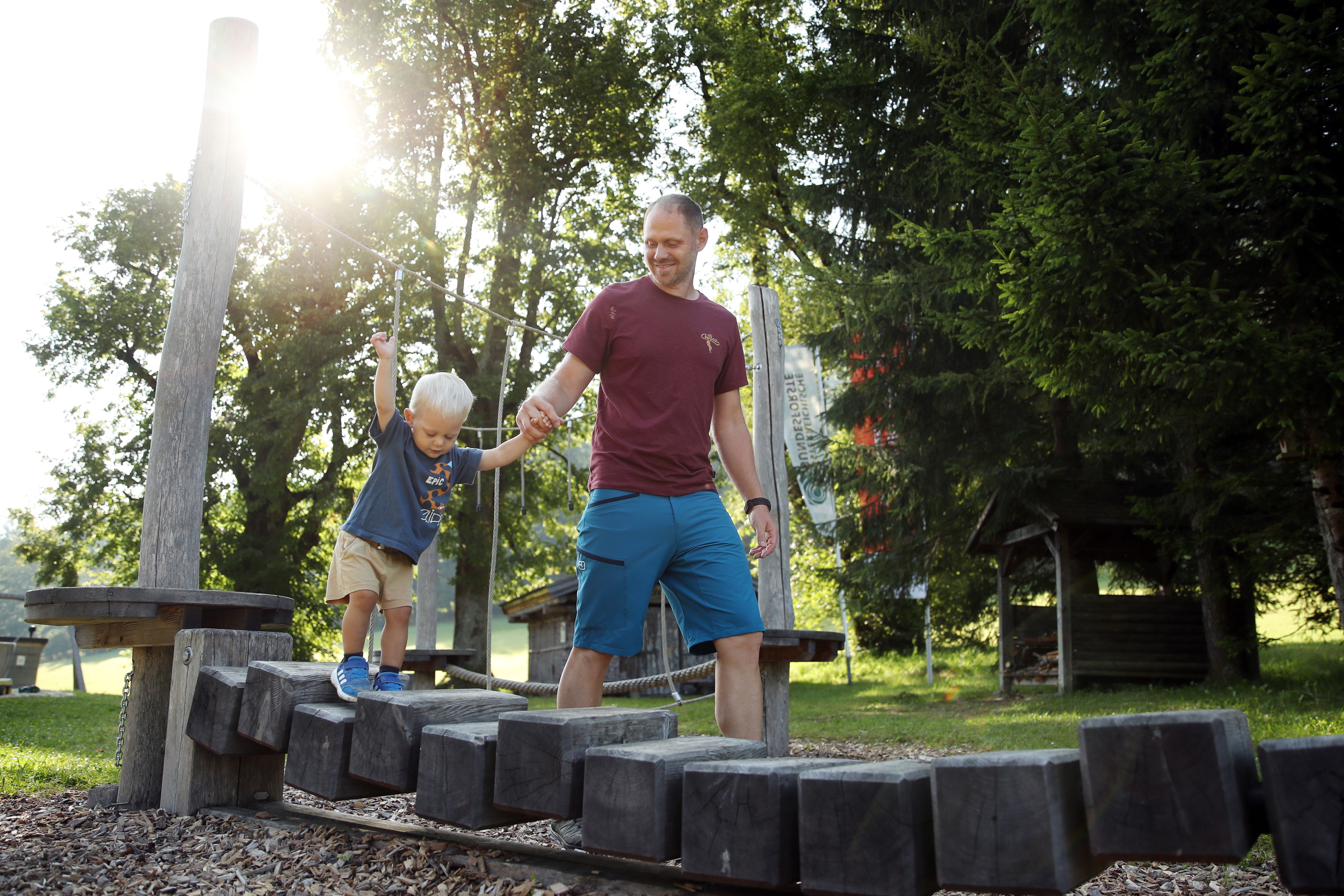 Kind balanciert auf einem Spielgerät