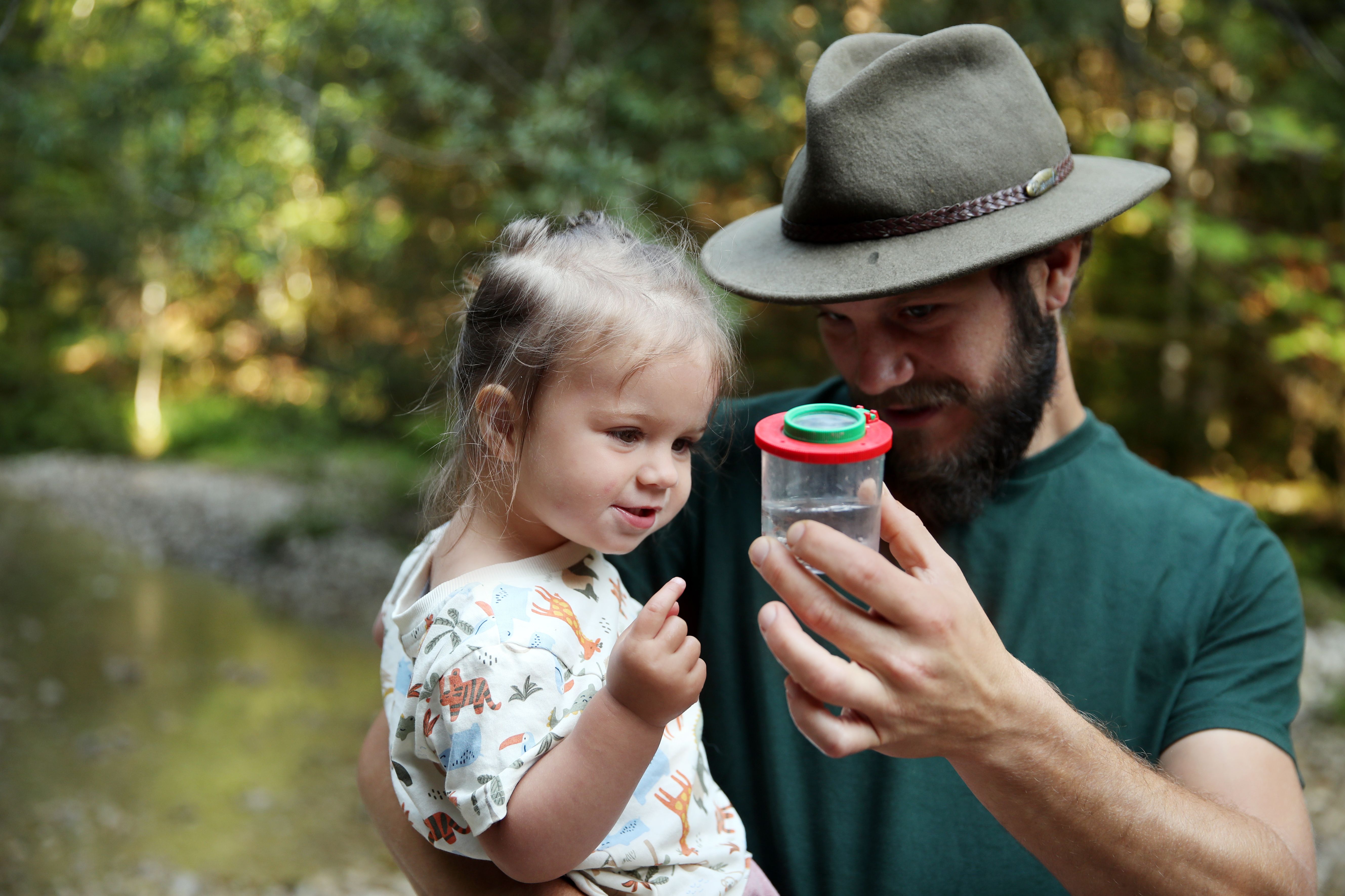 Naturvermittlung am Wasser mit Lupe