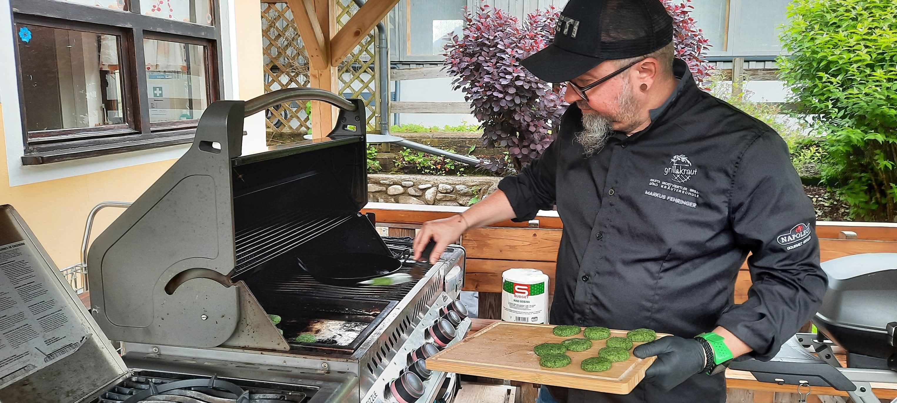 Grillmeister beim Grillen