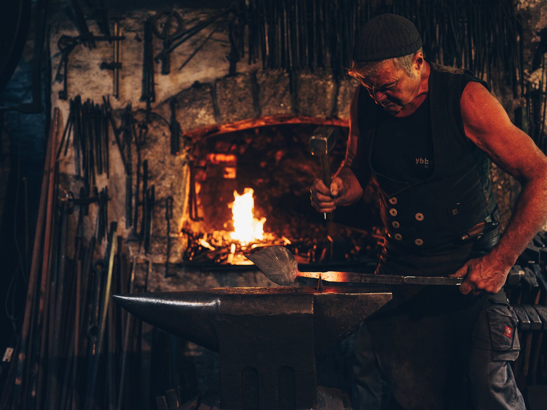 In der Schmiede am Wasser wird mit Leidenschaft und handwerklichem Geschick gearbeitet. Funken sprühen, während der Schmied das glühende Eisen formt und die Atmosphäre von Tradition und Kunstfertigkeit erfüllt. Ein Ort, an dem die Geschichte des Handwerks lebendig wird.