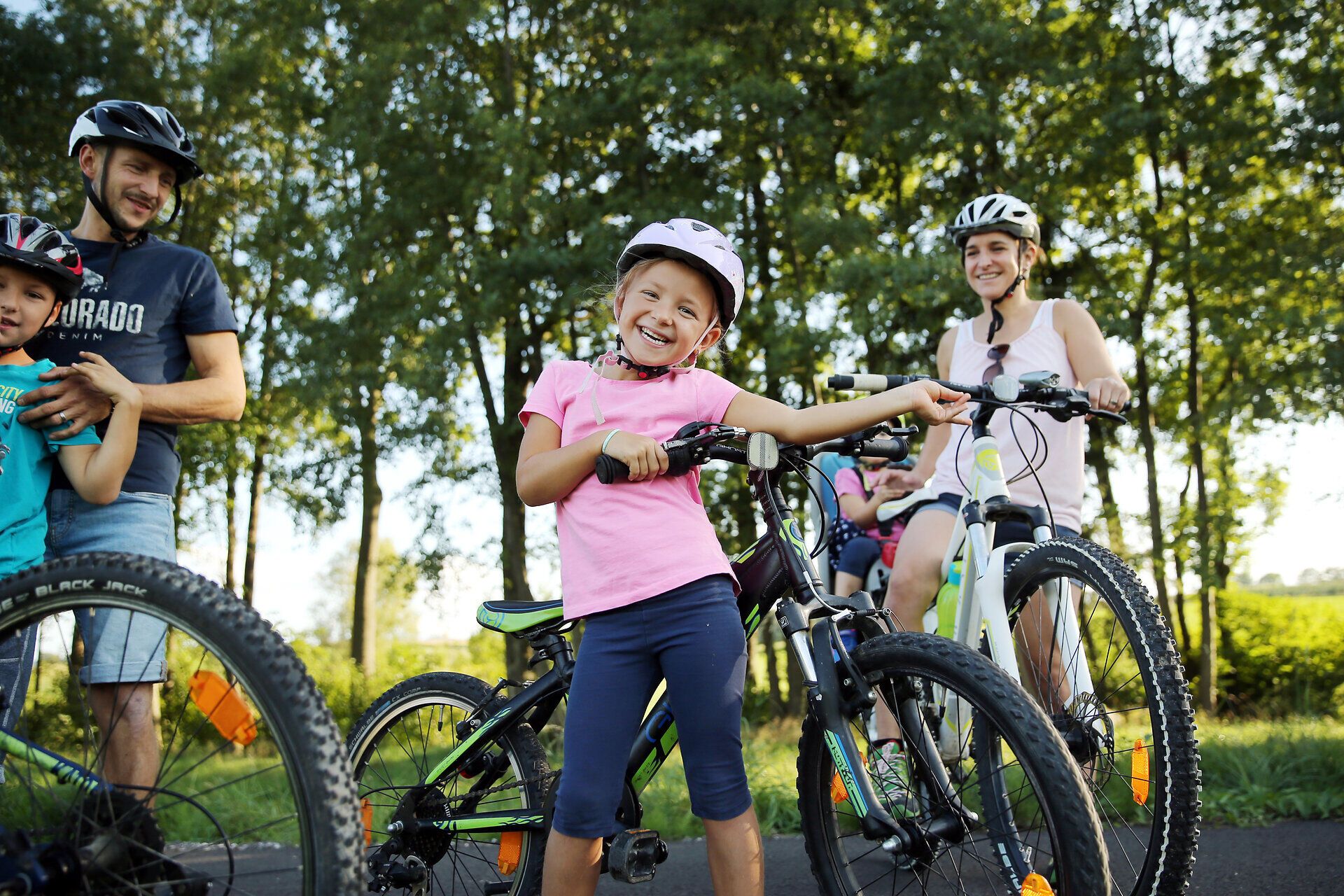 Eine fröhliche Familie genießt einen sonnigen Tag beim Radfahren in der Natur. Die Kinder strahlen vor Freude, während sie auf ihren Fahrrädern posieren, umgeben von üppigem Grün und der frischen Luft der Melker Alpenvorland. Diese harmonische Szene lädt dazu ein, die Schönheit der Landschaft und die Freude an gemeinsamen Erlebnissen zu entdecken.