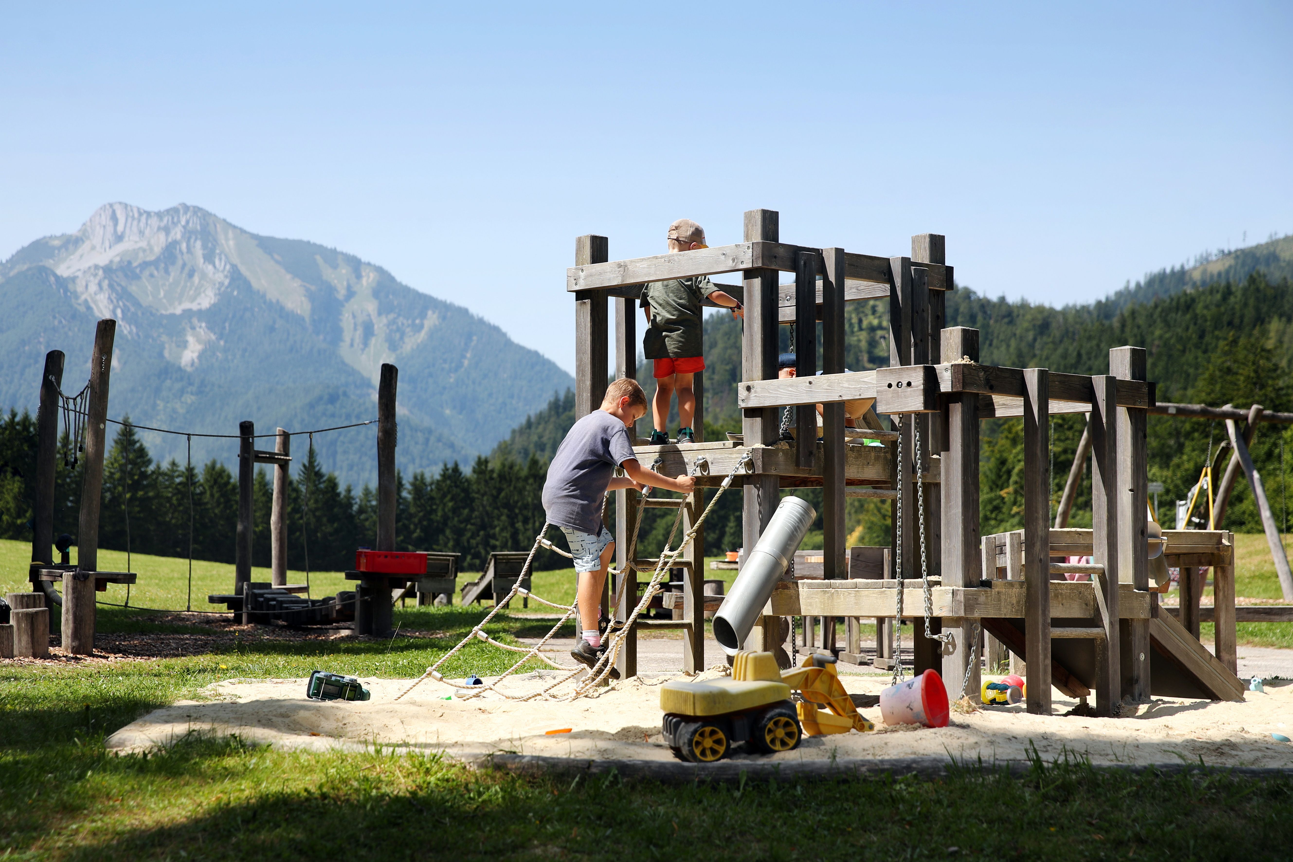 Spielende Kinder in der Sandkiste und auf dem Sandkistenturm auf der Promau