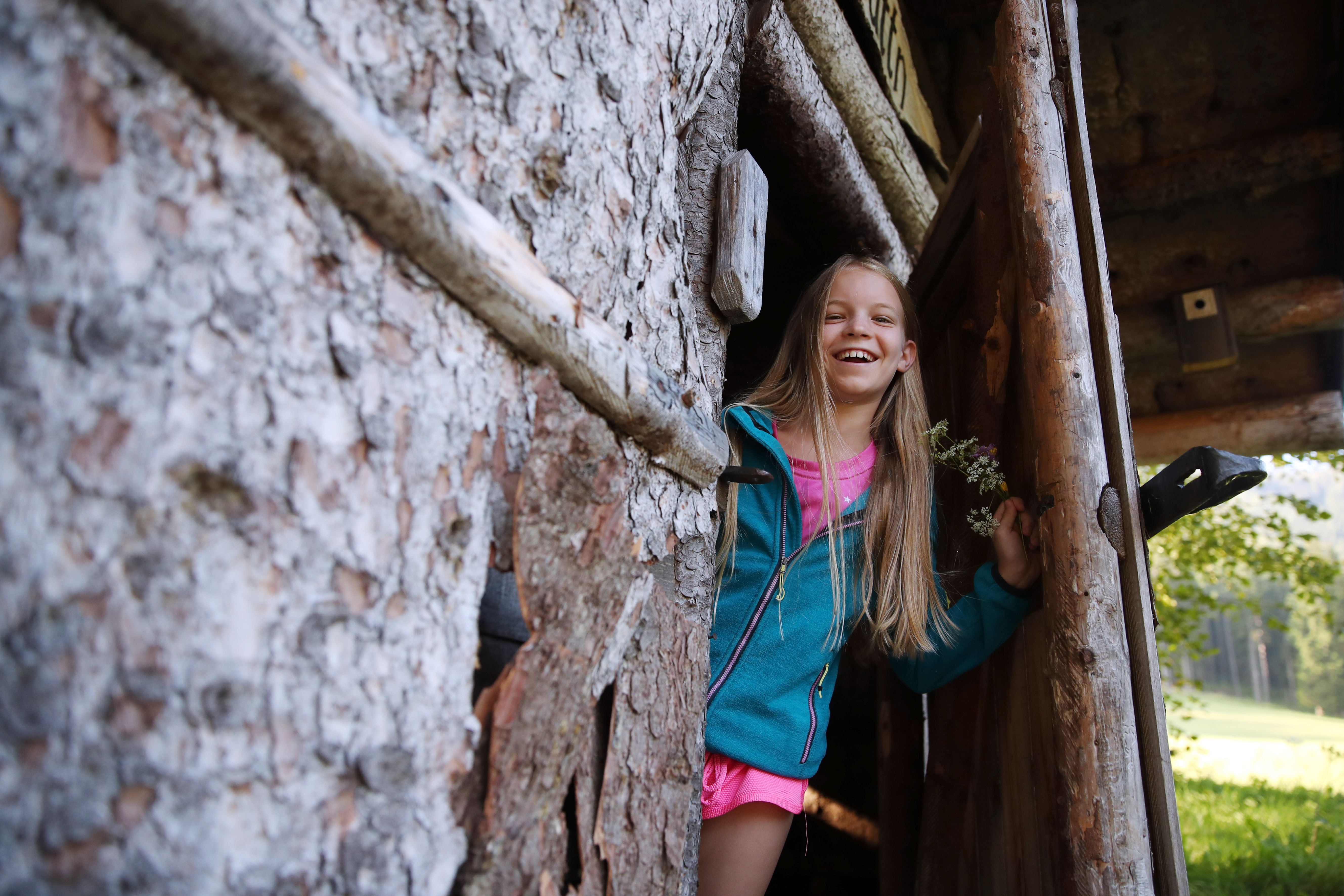 Mädchen blickt aus der Lohhütte