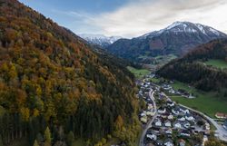 Ansicht auf das Zentrum Gemeinde Hollenstein
