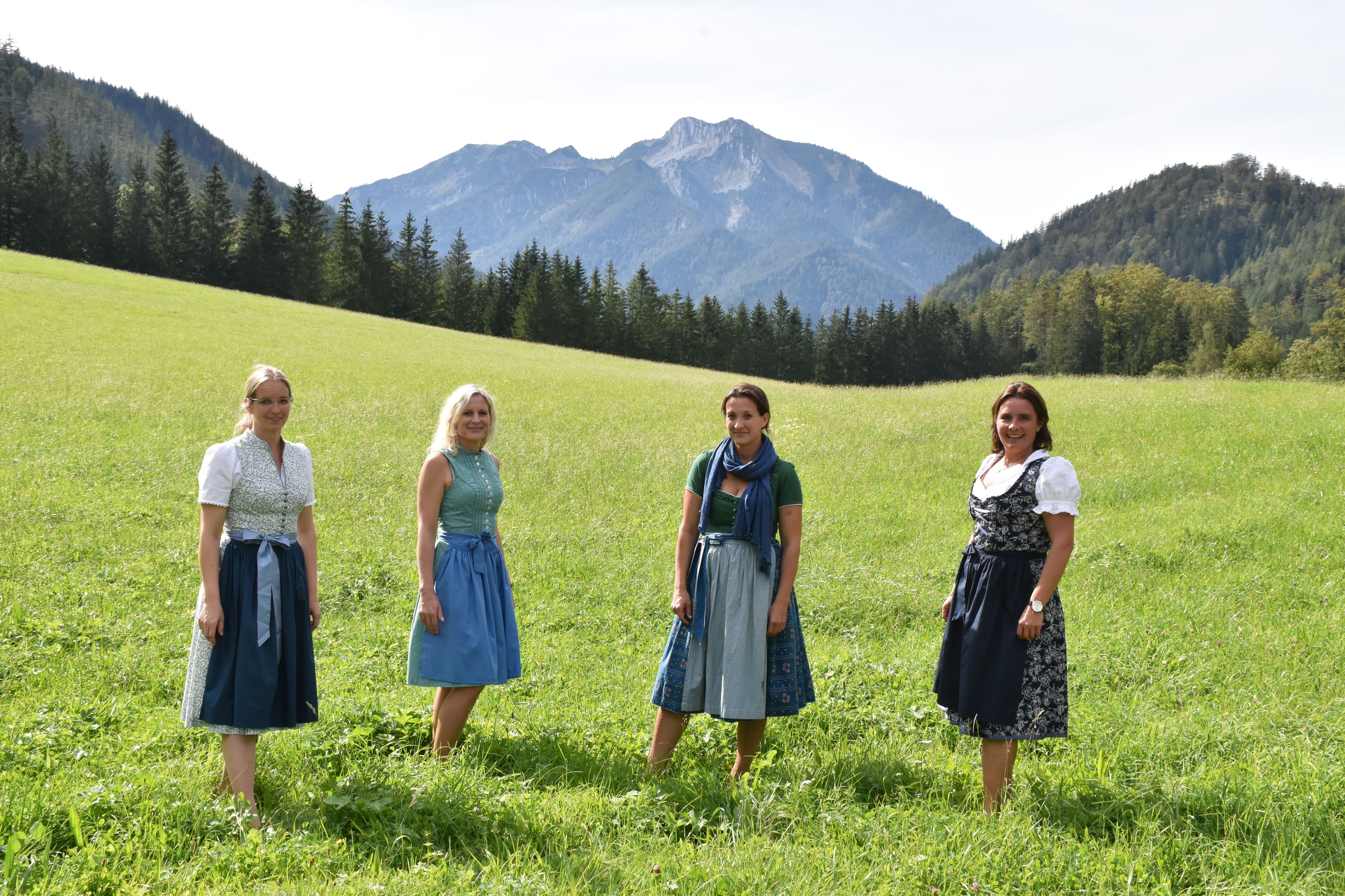 Teil vom Vorstand auf der Promau im Dirndl