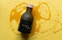 Ginflasche auf Honig
