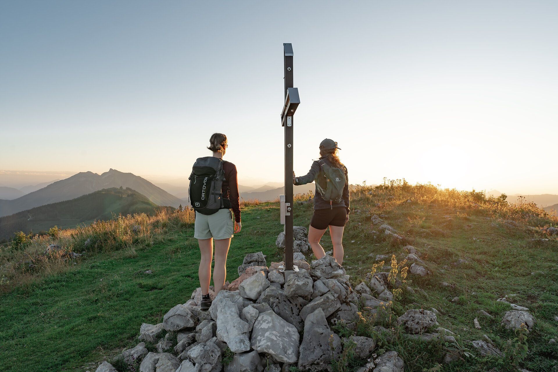 Die sanften Hügel der Ybbstaler Alpen umarmen die Wanderer, während die goldene Abendsonne den Himmel in ein warmes Licht taucht. Hier, an der Kitzhütte, wird die Ruhe der Natur spürbar und die atemberaubende Aussicht lädt zum Verweilen ein.